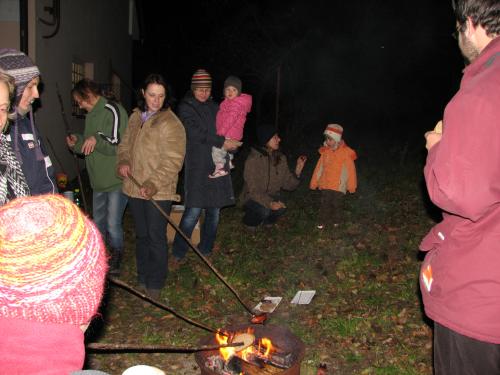 ... opékat špekáčky a chleba a uhýbat před kouřem.