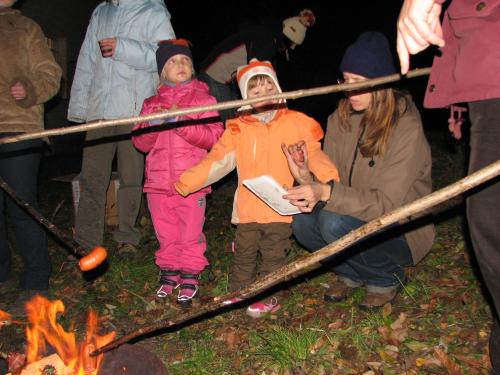 Pozor, aby prut nepřehořel a špekáček nespadl do ohně.