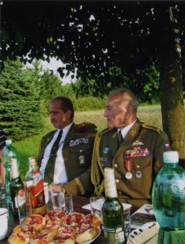 Generál Klemeš ve společnosti velitele chrudimských výsadkářů.