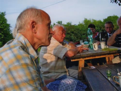 Starosta obce M. Komberec a místostarosta J. Kolář pozorně naslouchají vyprávění.