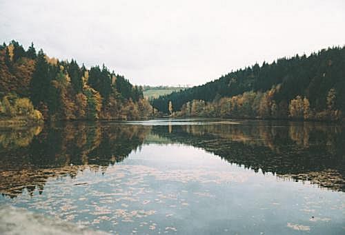 Hladina Křižanovické přehrady na podzim. 
