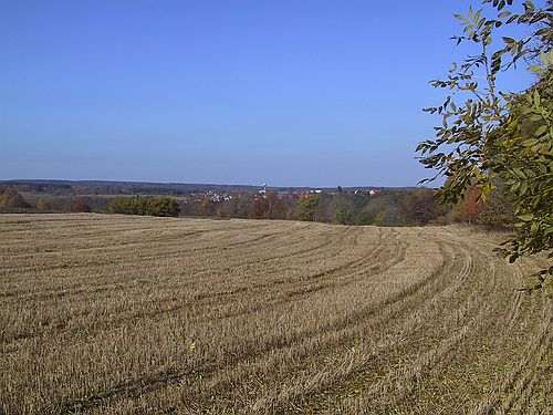 Severní pohled z Českých Lhotic na obec Křižanovice, podle níž je pojmenována vodní nádrž na řece Chrudimce.

