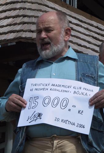 Pan Miroslav Hoza předává symbolický šek - sponzorský dar Turistického akademického klubu Praha.