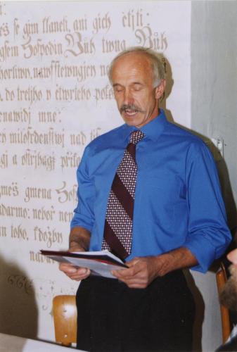 Starosta obce, pan Miroslav Komberec, vysvětlil význam symbolů znaku a praporu a vyhlásil pojmenování pamětní lípy.