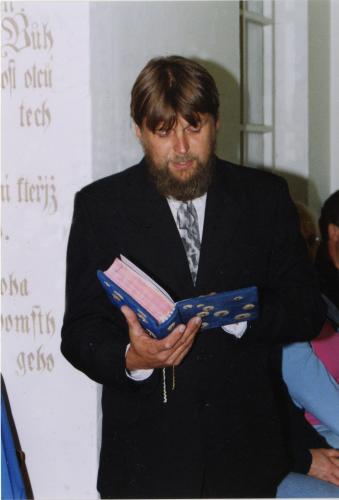 Evangelický farář, pan Jiří Kučera, znak a prapor obce vysvětil.
