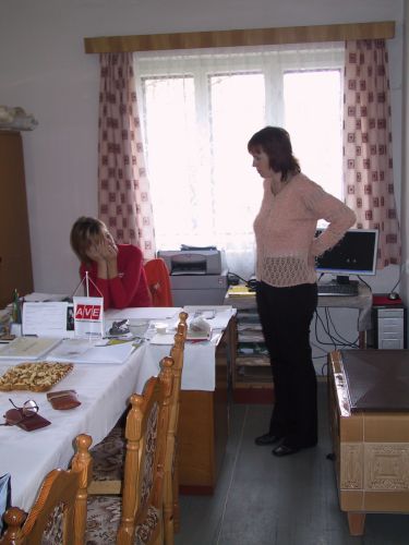 Pohled do zákulisí - na starostově židli sedí paní Jana Doležalová.